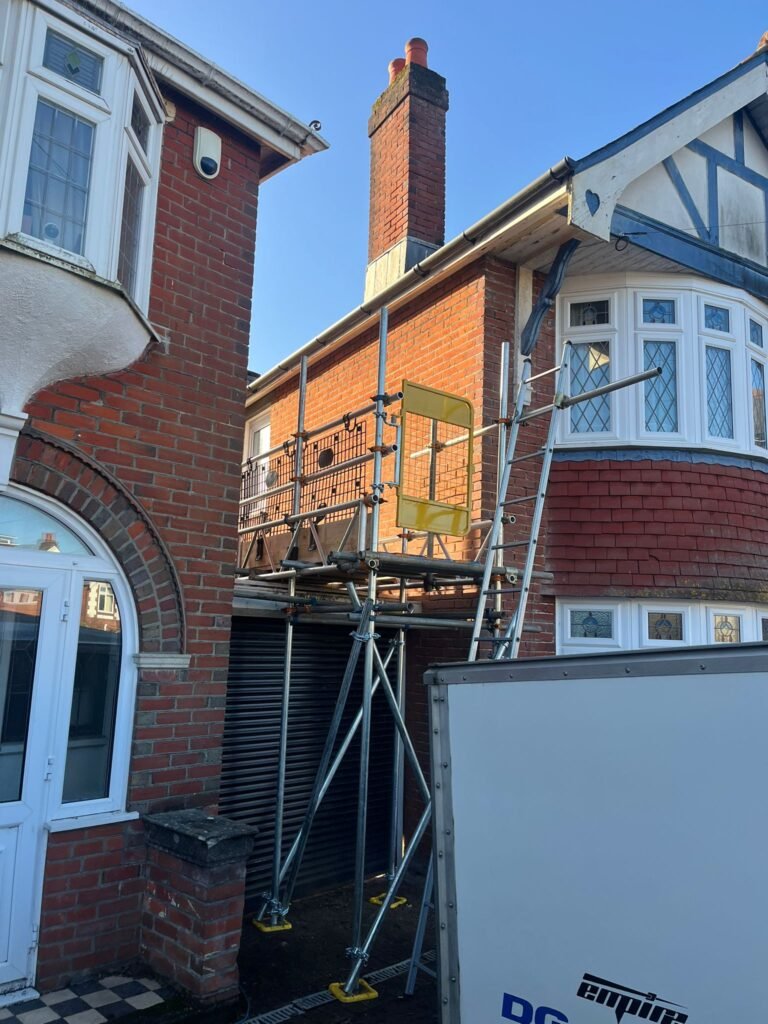 Invictus benefits graphic – CISRS Advanced expertise, Southampton-based reliability, and safe, professional scaffolding solutions