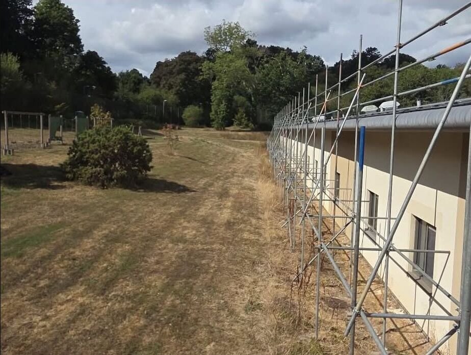 Commercial NHS rooftop handrail and edge-protection scaffold in Southampton