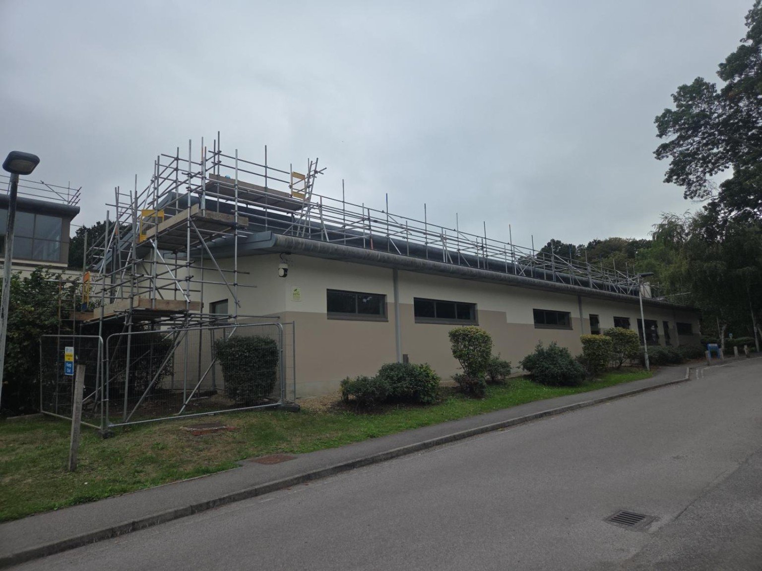 Roof-access scaffolding and edge protection installed by Invictus Scaffolding around a commercial building